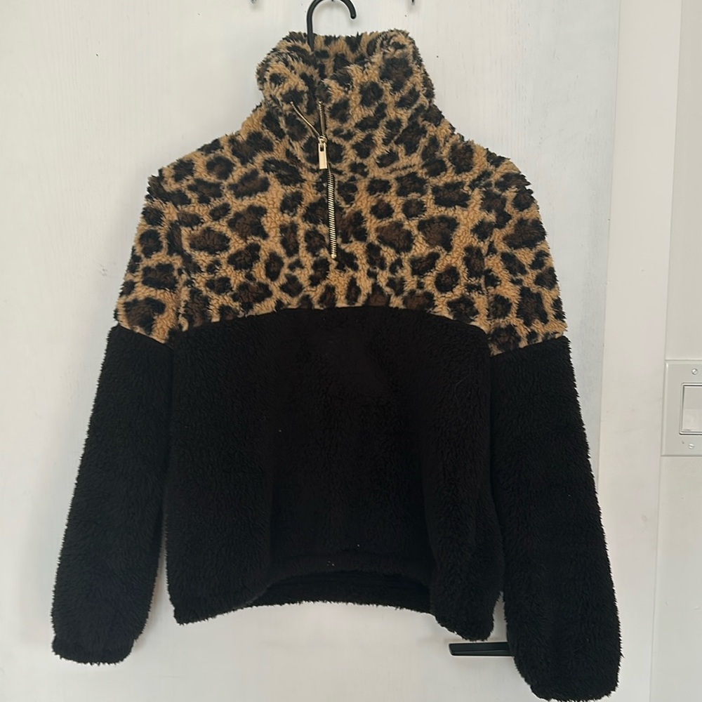 Beautify cheetah fleece. So comfy and cozy.